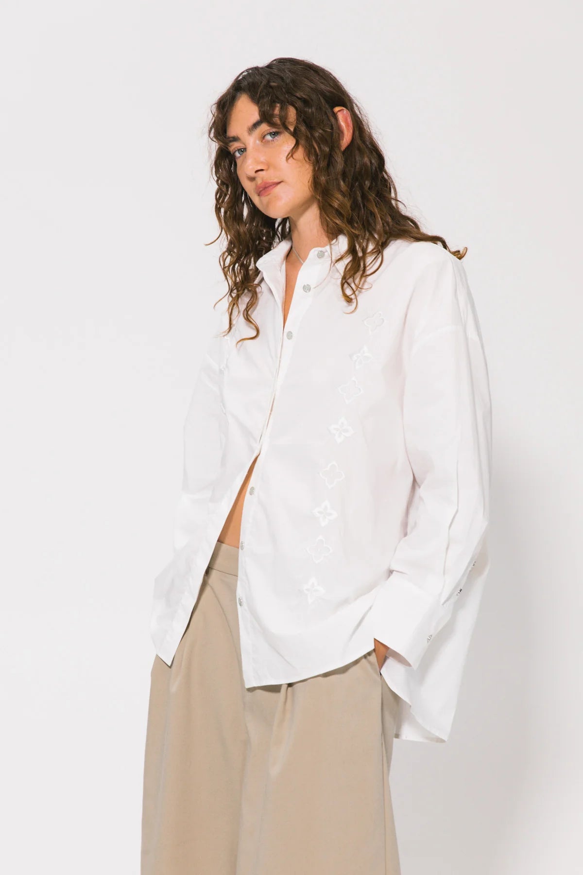 WHITE EMBLEM LS SHIRT