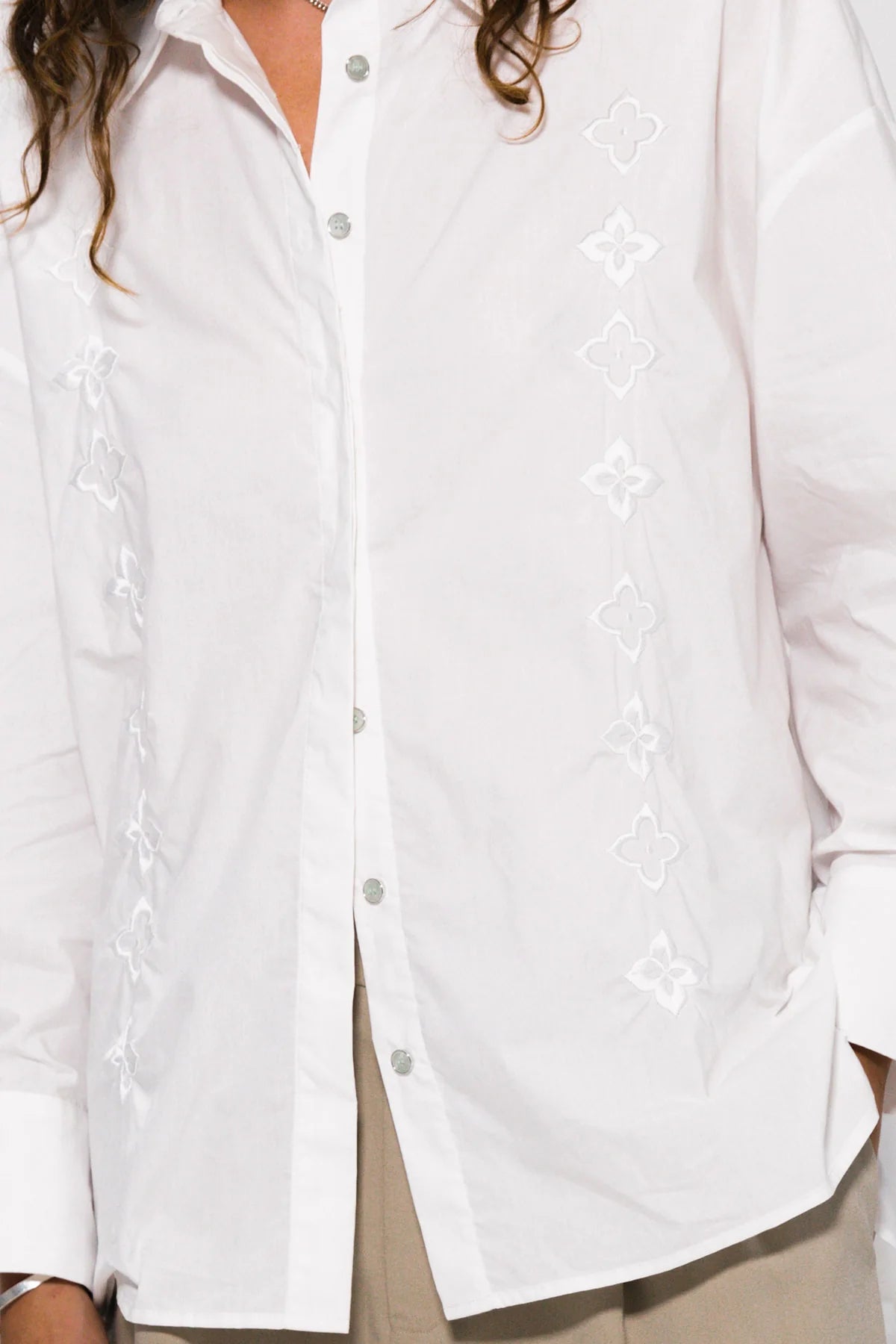 WHITE EMBLEM LS SHIRT